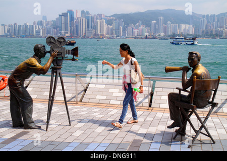 Hongkong China, Hongkong, Asien, Chinesisch, Orientalisch, Kowloon, Tsim Sha Tsui, Avenue of the Stars, Victoria Harbour, Hafen, Uferpromenade, Bronzestatuen, Film d Stockfoto