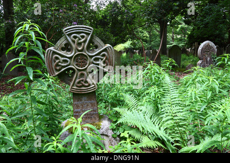 Grab aus der keltischen Wiedergeburt mit keltischen Knoten am Kreuz auf dem Kirchhof von St. Peters, Southborough Common, Kent, England Stockfoto