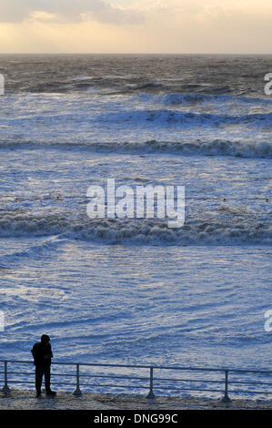 Aberystwyth, Wales, UK. 27. Dezember 2013.  Sturm Surfen trifft der Ufer von Cardigan Bay in Aberystwyth, Wales nach der zweiten Sturm der Weihnachtswoche der Westküste Großbritanniens - 27. Dezember 2013 trifft. Bildnachweis: John Gilbey/Alamy Live News. Stockfoto