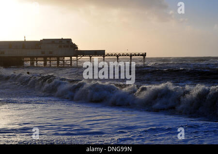 Aberystwyth, Wales, UK. 27. Dezember 2013.  Sturm Surfen trifft der Ufer von Cardigan Bay in Aberystwyth, Wales nach der zweiten Sturm der Weihnachtswoche der Westküste Großbritanniens - 27. Dezember 2013 trifft. Bildnachweis: John Gilbey/Alamy Live News. Stockfoto