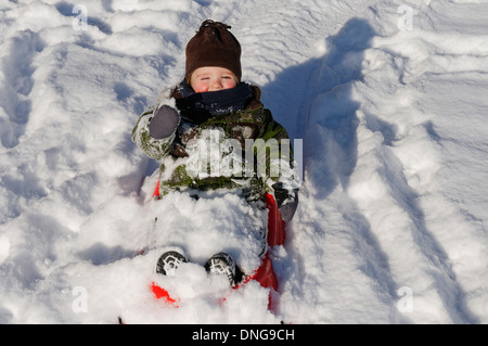 Einen 20 Monate alten Jungen auf einem Schlitten Stockfoto