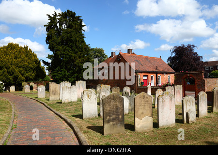 Friedhof neben St Peter & Paulus Pfarrei Kirche, Tonbridge, Kent, England Stockfoto