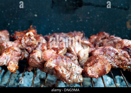 Schaschlik auf Gitter. Closeup. Stockfoto