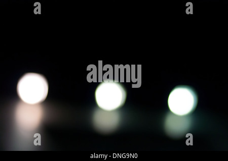 Zusammenfassung Hintergrund - drei weiße Bokeh Lichter. Stockfoto