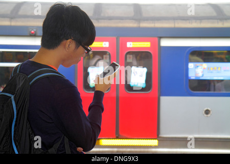 Hongkong China, Hongkong, Asien, Chinesisch, Orientalisch, Neue Territorien, Sha Tin, Ma Liu Shui, U-Bahn-Station der Universität MTR, Plattform, asiatischer Teenager Teenager Teenager Stockfoto