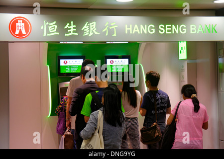 Hongkong China, Hongkong, Asien, Chinesisch, Orientalisch, North Point, North Point MTR U-Bahnstation, Hang Seng Bank, Geldautomat, Geld, Linie, Warteschlange, HK130924797 Stockfoto