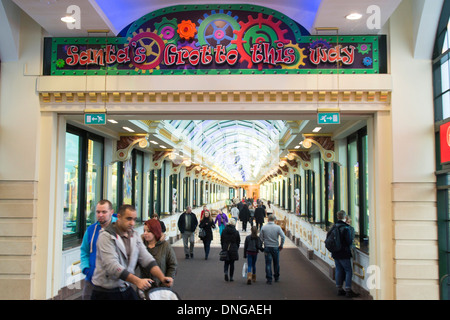 Eingang zum Intu Trafford Centre indoor shopping Komplex in Dumplington, Greater Manchester, England Stockfoto