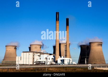 Ferrybridge Kraftwerk Kohlekraftwerk liegt am Fluss Aire in der Nähe von Ferrybridge in West Yorkshire, England im Besitz von SSE plc Stockfoto