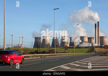 Ferrybridge Kraftwerk Kohlekraftwerk liegt am Fluss Aire in der Nähe von Ferrybridge in West Yorkshire, England im Besitz von SSE plc Stockfoto