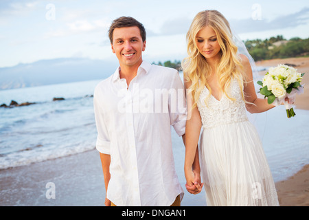Nur zu Fuß am Strand bei Sonnenuntergang, Hawaii Strandhochzeit Ehepaar Stockfoto