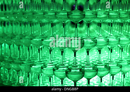 Beleuchtete Glas Champagner Pyramide in der Nacht Stockfoto