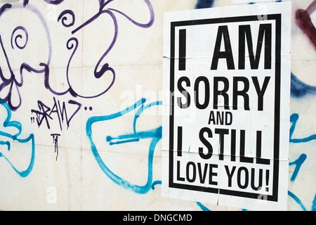 Text-Poster an die Wand geklebt. Ich Amsorry und ich Stilllove Sie. Stockfoto