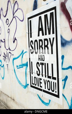 Text-Poster an die Wand geklebt. Ich Amsorry und ich Stilllove Sie. Stockfoto