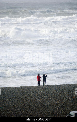 Newgale, Pembrokeshire, Wales, UK. 27. Dezember 21013. Sturmwinde erzeugen riesige Wellen bis an den Horizont auf der südwestlichen Küste von Wales. Bildnachweis: Graham M. Lawrence/Alamy Live-Nachrichten. Stockfoto