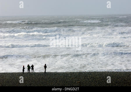 Newgale, Pembrokeshire, Wales, UK. 27. Dezember 21013. Sturmwinde erzeugen riesige Wellen bis an den Horizont auf der südwestlichen Küste von Wales. Bildnachweis: Graham M. Lawrence/Alamy Live-Nachrichten. Stockfoto