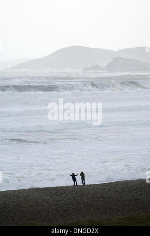 Newgale, Pembrokeshire, Wales, UK. 27. Dezember 21013. Sturmwinde erzeugen riesige Wellen bis an den Horizont auf der südwestlichen Küste von Wales. Bildnachweis: Graham M. Lawrence/Alamy Live-Nachrichten. Stockfoto