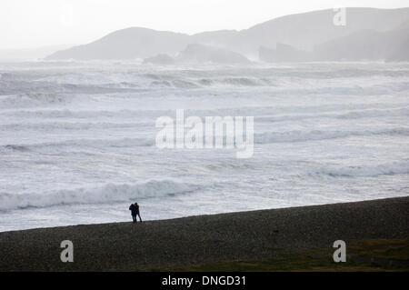 Newgale, Pembrokeshire, Wales, UK. 27. Dezember 21013. Sturmwinde erzeugen riesige Wellen bis an den Horizont auf der südwestlichen Küste von Wales. Bildnachweis: Graham M. Lawrence/Alamy Live-Nachrichten. Stockfoto