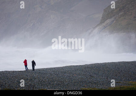 Newgale, Pembrokeshire, Wales, UK. 27. Dezember 21013. Sturmwinde erzeugen riesige Wellen bis an den Horizont auf der südwestlichen Küste von Wales. Bildnachweis: Graham M. Lawrence/Alamy Live-Nachrichten. Stockfoto