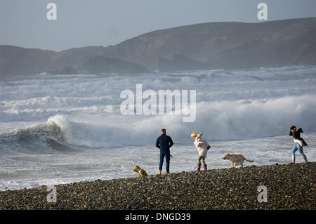 Newgale, Pembrokeshire, Wales, UK. 27. Dezember 21013. Sturmwinde erzeugen riesige Wellen bis an den Horizont auf der südwestlichen Küste von Wales. Bildnachweis: Graham M. Lawrence/Alamy Live-Nachrichten. Stockfoto