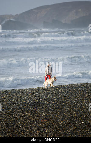Newgale, Pembrokeshire, Wales, UK. 27. Dezember 21013. Sturmwinde erzeugen riesige Wellen bis an den Horizont auf der südwestlichen Küste von Wales. Bildnachweis: Graham M. Lawrence/Alamy Live-Nachrichten. Stockfoto
