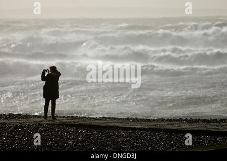 Newgale, Pembrokeshire, Wales, UK. 27. Dezember 21013. Sturmwinde erzeugen riesige Wellen bis an den Horizont auf der südwestlichen Küste von Wales. Bildnachweis: Graham M. Lawrence/Alamy Live-Nachrichten. Stockfoto