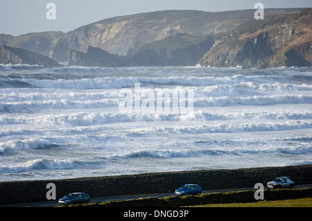 Newgale, Pembrokeshire, Wales, UK. 27. Dezember 21013. Sturmwinde erzeugen riesige Wellen bis an den Horizont auf der südwestlichen Küste von Wales. Bildnachweis: Graham M. Lawrence/Alamy Live-Nachrichten. Stockfoto