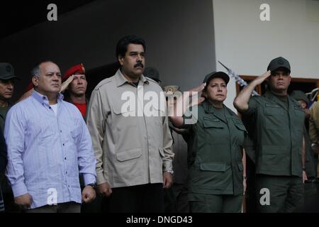 Caracas, Venezuela. 27. Dezember 2013. Venezuelas Präsident Nicolas Maduro (2 L), und der Präsident der Nationalversammlung, Diosdado Cabello (L), beteiligen sich an ein Ende des Jahres-Events mit nationalen Bolivarianische Streitkräfte Tiuna Fort, Hauptsitz des Verteidigungsministeriums, Venezuela, am 27. Dezember 2013. Bildnachweis: Alexander Gomez/AVN/Xinhua/Alamy Live-Nachrichten Stockfoto