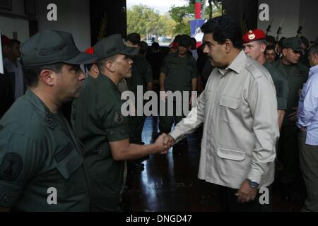 Caracas, Venezuela. 27. Dezember 2013. Venezuelas President Nicolas Maduro (R) grüßt Soldaten während ein Ende der Jahres-Veranstaltung mit nationalen Bolivarianische Streitkräfte in Tiuna Fort, Hauptsitz des Verteidigungsministeriums, Venezuela, am 27. Dezember 2013. Bildnachweis: Alexander Gomez/AVN/Xinhua/Alamy Live-Nachrichten Stockfoto