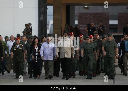 Caracas, Venezuela. 27. Dezember 2013. Venezuelas President Nicolas Maduro (C), seine Ehefrau Cilia Flores (2. L, vorne), und dem Präsidenten der Nationalversammlung, Diosdado Cabello (3. L, vorne), ein Ende der Jahres-Veranstaltung mit nationalen Bolivarianische Streitkräfte in Tiuna Fort, Hauptsitz des Verteidigungsministeriums, Venezuela, am 27. Dezember 2013 teilnehmen. Bildnachweis: Alexander Gomez/AVN/Xinhua/Alamy Live-Nachrichten Stockfoto