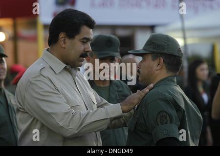 Caracas, Venezuela. 27. Dezember 2013. Venezuelas Präsident Nicolas Maduro (L), grüßt ein Soldat während ein Ende der Jahres-Veranstaltung mit nationalen Bolivarianische Streitkräfte in Tiuna Fort, Hauptsitz des Verteidigungsministeriums, Venezuela, am 27. Dezember 2013. Bildnachweis: Alexander Gomez/AVN/Xinhua/Alamy Live-Nachrichten Stockfoto