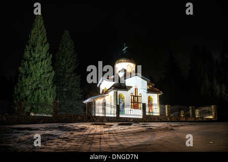 Orthodoxen Kirche in den Bergen in der Nacht Stockfoto