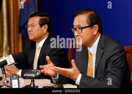 Phnom Penh, Kambodscha. 28. Dezember 2013. Sam Rainsy (R), Präsident von Kambodschas Hauptopposition Kambodscha National Rescue Party (CNRP) und Kem Sokha CNRP Vizepräsident, an eine Pressekonferenz in Phnom Penh, Kambodscha, 28. Dezember 2013 teilnehmen. Kambodschanische Oppositionsführer Sam Rainsy am Samstag forderte Verhandlungen mit Premierminister Hun Sen Regierungspartei über politische Debatte seit dem Juli Parlamentswahlen. Bildnachweis: Sovannara/Xinhua/Alamy Live-Nachrichten Stockfoto