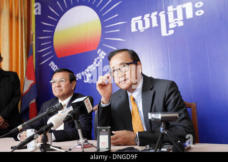 Phnom Penh, Kambodscha. 28. Dezember 2013. Sam Rainsy (R), Präsident von Kambodschas Hauptopposition Kambodscha National Rescue Party (CNRP) und Kem Sokha CNRP Vizepräsident, an eine Pressekonferenz in Phnom Penh, Kambodscha, 28. Dezember 2013 teilnehmen. Kambodschanische Oppositionsführer Sam Rainsy am Samstag forderte Verhandlungen mit Premierminister Hun Sen Regierungspartei über politische Debatte seit dem Juli Parlamentswahlen. Bildnachweis: Phearum/Xinhua/Alamy Live-Nachrichten Stockfoto