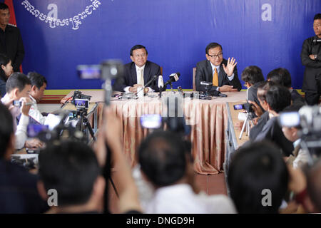 Phnom Penh, Kambodscha. 28. Dezember 2013. Sam Rainsy (R), Präsident von Kambodschas Hauptopposition Kambodscha National Rescue Party (CNRP) und Kem Sokha CNRP Vizepräsident, an eine Pressekonferenz in Phnom Penh, Kambodscha, 28. Dezember 2013 teilnehmen. Kambodschanische Oppositionsführer Sam Rainsy am Samstag forderte Verhandlungen mit Premierminister Hun Sen Regierungspartei über politische Debatte seit dem Juli Parlamentswahlen. Bildnachweis: Phearum/Xinhua/Alamy Live-Nachrichten Stockfoto