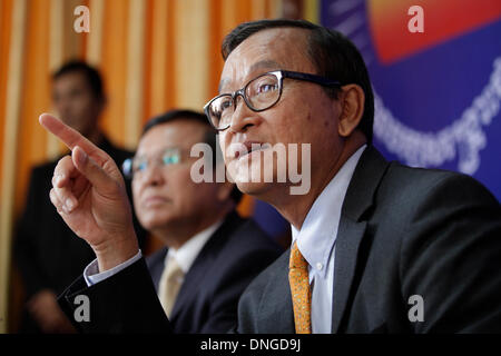 Phnom Penh, Kambodscha. 28. Dezember 2013. Sam Rainsy, Präsident von Kambodscha die Hauptopposition Kambodscha National Rescue Party (CNRP), spricht auf einer Pressekonferenz in Phnom Penh, Kambodscha, 28. Dezember 2013. Kambodschanische Oppositionsführer Sam Rainsy am Samstag forderte Verhandlungen mit Premierminister Hun Sen Regierungspartei über politische Debatte seit dem Juli Parlamentswahlen. Bildnachweis: Phearum/Xinhua/Alamy Live-Nachrichten Stockfoto