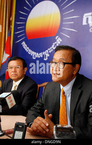 Phnom Penh, Kambodscha. 28. Dezember 2013. Sam Rainsy (R), Präsident von Kambodschas Hauptopposition Kambodscha National Rescue Party (CNRP) und Kem Sokha CNRP Vizepräsident, an eine Pressekonferenz in Phnom Penh, Kambodscha, 28. Dezember 2013 teilnehmen. Kambodschanische Oppositionsführer Sam Rainsy am Samstag forderte Verhandlungen mit Premierminister Hun Sen Regierungspartei über politische Debatte seit dem Juli Parlamentswahlen. Bildnachweis: Sovannara/Xinhua/Alamy Live-Nachrichten Stockfoto