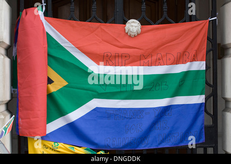 Hommagen an Nelson Mandela, Blumen und behelfsmäßigen Schrein in Emotion für Südafrikas Anti-Apartheid-Ikone im Übermaß Stockfoto