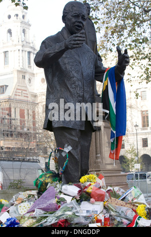 Hommagen an Nelson Mandela, Blumen und behelfsmäßigen Schrein in Emotion für Südafrikas Anti-Apartheid-Ikone im Übermaß Stockfoto