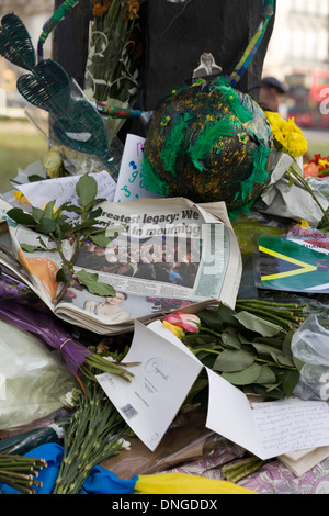 Hommagen an Nelson Mandela, Blumen und behelfsmäßigen Schrein in Emotion für Südafrikas Anti-Apartheid-Ikone im Übermaß Stockfoto