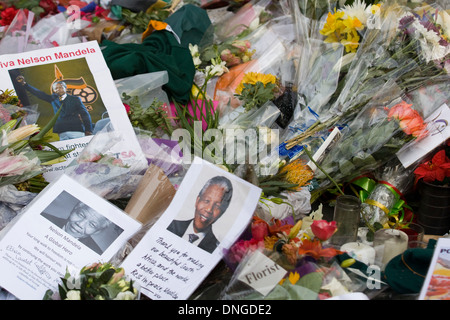 Hommagen an Nelson Mandela, Blumen und behelfsmäßigen Schrein in Emotion für Südafrikas Anti-Apartheid-Ikone im Übermaß Stockfoto