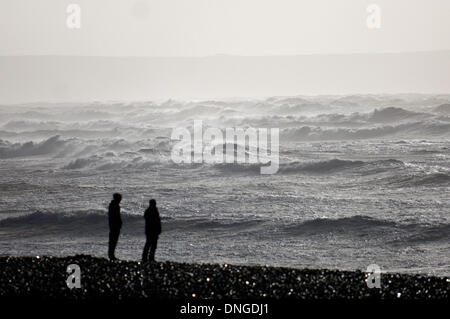 Newgale, Pembrokeshire, Wales, UK. 27. Dezember 21013. Windstärke Winde erstellte riesige Wellen bis an den Horizont auf der südwestlichen Küste von Wales. Bildnachweis: Graham M. Lawrence/Alamy Live-Nachrichten. Stockfoto