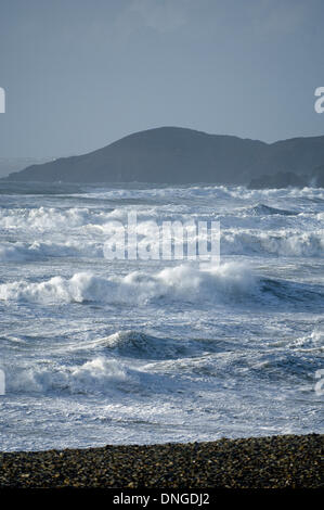 Newgale, Pembrokeshire, Wales, UK. 27. Dezember 21013. Windstärke Winde erstellte riesige Wellen bis an den Horizont auf der südwestlichen Küste von Wales. Bildnachweis: Graham M. Lawrence/Alamy Live-Nachrichten. Stockfoto