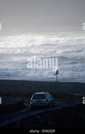 Newgale, Pembrokeshire, Wales, UK. 27. Dezember 21013. Windstärke Winde erstellte riesige Wellen bis an den Horizont auf der südwestlichen Küste von Wales. Bildnachweis: Graham M. Lawrence/Alamy Live-Nachrichten. Stockfoto
