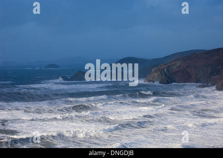 Newgale, Pembrokeshire, Wales, UK. 27. Dezember 21013. Windstärke Winde erstellte riesige Wellen bis an den Horizont auf der südwestlichen Küste von Wales. Bildnachweis: Graham M. Lawrence/Alamy Live-Nachrichten. Stockfoto