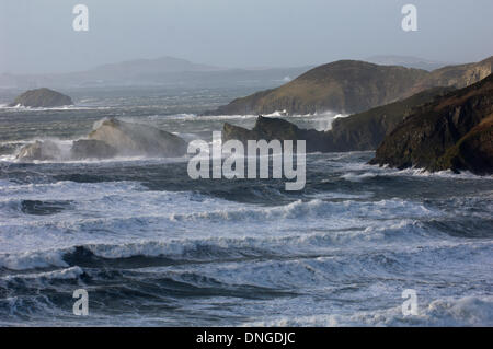 Newgale, Pembrokeshire, Wales, UK. 27. Dezember 21013. Windstärke Winde erstellte riesige Wellen bis an den Horizont auf der südwestlichen Küste von Wales. Bildnachweis: Graham M. Lawrence/Alamy Live-Nachrichten. Stockfoto