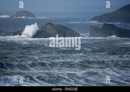 Newgale, Pembrokeshire, Wales, UK. 27. Dezember 21013. Windstärke Winde erstellte riesige Wellen bis an den Horizont auf der südwestlichen Küste von Wales. Bildnachweis: Graham M. Lawrence/Alamy Live-Nachrichten. Stockfoto