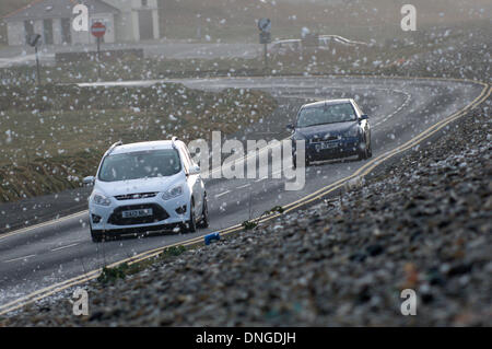 Newgale, Pembrokeshire, Wales, UK. 27. Dezember 21013. Windstärke Winde erstellte riesige Wellen bis an den Horizont auf der südwestlichen Küste von Wales. Bildnachweis: Graham M. Lawrence/Alamy Live-Nachrichten. Stockfoto