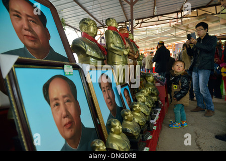 Souvenirs, die im Zusammenhang mit Mao Zedong sind auf den Verkauf in Shaoshan, der Geburtsort von Mao, Provinz Hunan, China. 6. Dezember 2013 Stockfoto