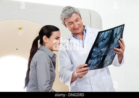 Radiologe Röntgen Bericht Patienten zeigen Stockfoto