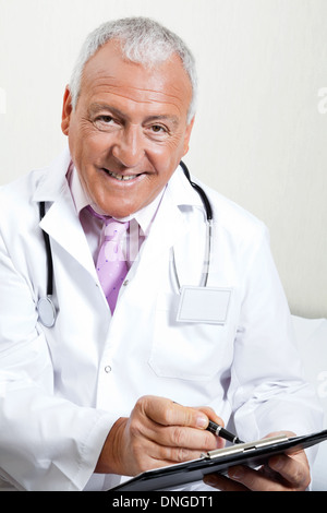 Arzt schriftlich in Zwischenablage Stockfoto